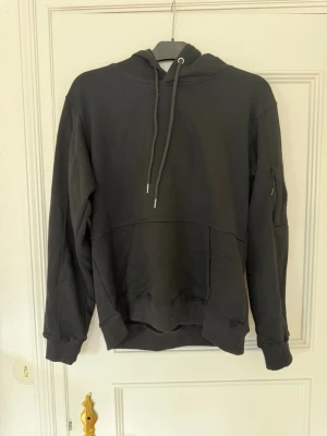 Svart hoodie från C.P. Company - Tjena, säljer en svart hoodie från C.P. Company. Säljer tröjan då en inte passar mig, tröjan är helt oanvänd. Priset kan diskuteras vid snabba affärer, skriv vid frågor så löser vi de😄👑