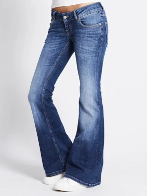 Blå bootcut jeans med utsvängda ben - Blåa "Blaze" jeans i storleken s, short lenght, dom är lite för långa på mig som är 161❤️