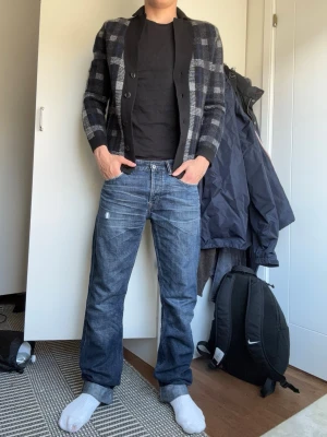Selvedge Tommy Hilfiger Jeans - Riktigt snygga selvedge jeans från Tommy Hilfiger i mörkblå denim (W31, L34) med coola fades och worn känsla. Ger riktiga archive/vintage vibbar. Skön passform och sitter riktigt bra på (straight fit). Modellen är 180 och väger 74 kg. Säljer för 699 (nypris ca 1600kr).
