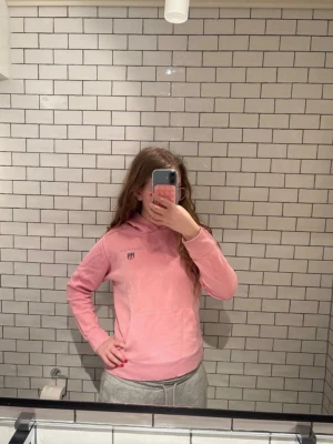 Gant hoodie - Jättesnygg rosa gant hoodie!! Stl 170 men jag är 172cm lång och har vanligtvis stl S eller M och den passar mig typ! Superfint skick!!