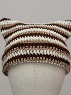 Crochet cat beanie virkad kattmössa brun ljusbrun beige  - Helt ny virkad mössa med kattöron. Onesize, passar upp till ca 59cm. Virkad i mjukt akrylgarn. Färger kan variera beroende på skärminställningar.