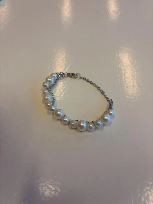Handgjort Pärlarmband - Handgjort smycke av oss i högkvalitativa pärlor och kedja i rostfritt stål. Vid eventuella frågor skicka DM 😇