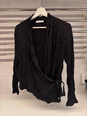 Blus  - Blus med knytning. Vet inte exakt storlek men skulle säga S/M. Knappt använd, från Samsøe Samsøe. 