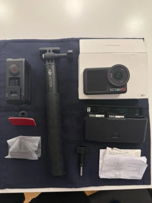 DJI Osmo Action 5 pro adventure combo actionkamera - Säljer en svart DJI Osmo Action 5 pro adventure actionkamera med tillbehör som selfiepinne, batteriladdare, extra batterier, fästen och originalkartong. Köptes nyss men används inte tillräckligt! Helt i nyskick