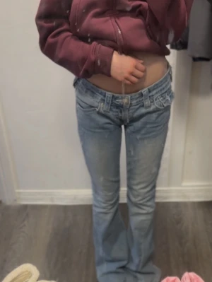 True religion jeans - Fina trendiga trueys i bra skick. Några små fläckar och slitna längst ned (se bilder). Modellen Joey, storlek W24. Hör av er angående frågor!💗