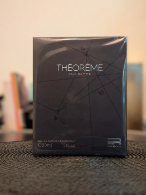 Theoreme 90ml EDP – Oöppnad! Nyskick! - Säljer en helt ny och oöppnad Theoreme från Rue Broca. En av de mest hyllade tolkningarna av lyxparfymen Tygar. ​Kort om doften: ​Profil: Krispig, realistisk grapefrukt som landar i en modern bas av trä och ambroxan. ​Likhet: Ca 85–90 % lik originalet, men med en något träigare och fylligare drydown. ​Prestanda: Ca 6 timmar på huden (håller hela dagen på kläder). ​Användning: Perfekt "signature scent" för alla tillfällen. Fräsch, maskulin och lyxig. ​Skick: Ny.