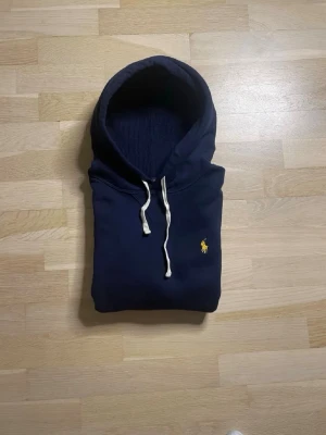 Mörkblå hoodie från Polo Ralph Lauren - Säljer nu denna skit snygga ralph lauren hoodien. Ny pris för denna är 2000kr. Mitt pris är 599kr! Skickas dagen den blir köpt!