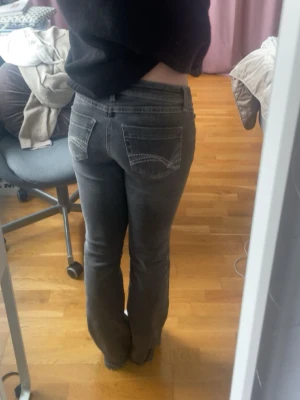 Trendiga jeans - Säljer dessa snygga jeans ifrån H&M. Inga defekter och i bra skick. Skriv för frågor eller prisförslag 