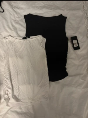 Svart och vit ärmlös topp duo - De är precis dom XS. 