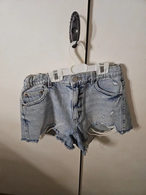 Ljusa denimshorts med fransig kant - Säljer ett par blå jeansshorts från Gina Tricot i storlek 158. Shortsen är använda men välskötta, inga hål eller fläckar. Klassisk jeansshorts modell som passar till allt! Snygga och kan stylas på flera olika sätt till sommaren! Nypris runt 200 kr! 💓