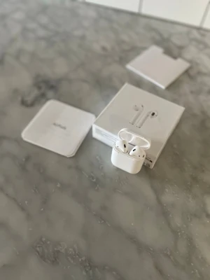 Apple AirPods trådlösa hörlurar - Säljer ett par oanvända Apple AirPods med originalförpackning och manualer.