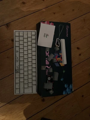 Ducky One 2 Mini mekaniskt tangentbord - Säljer ett vitt Ducky One 2 Mini mekaniskt tangentbord med 60% layout. Tangentbordet har vita keycaps och några extra gråa tangenter samt en vit spacebar. Kommer med originalkartong och tillbehör som keycap-puller och manual.