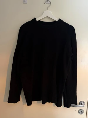 Svart stickad tröja - Svart stickad tröja i bra skick❤️ skulle säga att den passar någon som bär S/M