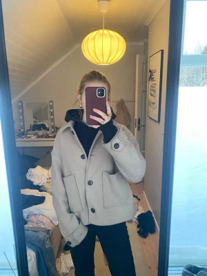 Beige kappa  - Säljer en beige kappa, med svarta knappar. Använd en säsong🥰