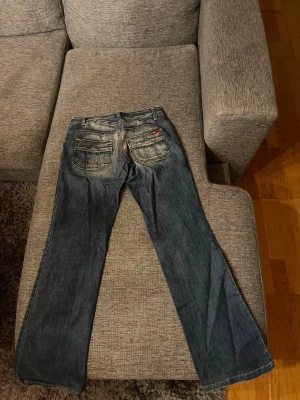 Blå bootcut jeans från only? - Säljer ett par blå bootcut jeans från only (tror jag) inte riktigt säker eftersom dessa jeans är min mammas gamla! Men de står only på lappen. Jag är 160cm lång och längden är perfekt. Byxorna har inga skador eller så men är använda några gånger. Säljer dessa jeans för dem kommer inte till användning längre tyvärr! Hör av dig om du har nån fråga eller så!