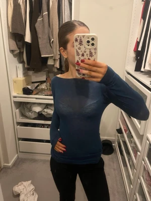 Ljusare blå  långärmad kashmir topp från intimissmi  - Säljer en ljusare blå tight kashmir -topp med lång ärm och rund halsringning från intimissmi. Toppen är genomskinlig och har en slim passform som sitter snyggt mot kroppen. Perfekt att styla med ett linne eller snygg bh under. Denna färg går inte att köpa längre. Den är använd men inga defekter eller sådant