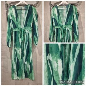 Grön långklänning med knytband - Säljer en långklänning med grönt och vitt abstrakt mönster. Klänningen har långärmar, v-ringning och ett knytband i midjan som ger en snygg siluett. Materialet är lätt och luftigt, perfekt för varma dagar. Passformen är normal och klänningen har en modern look.