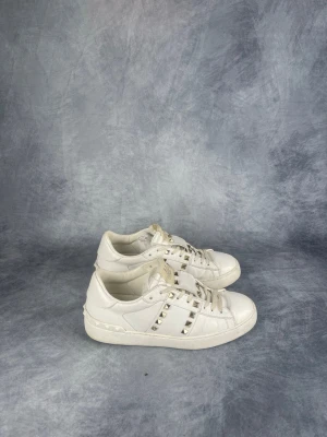 Valentino Open Rockstud - Skick: 8/10. | Ingår: endast skorna. | Nypris: +- 7000 SEK. 