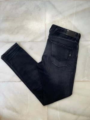 Svarta Replay Anbass jeans  - Väldigt snygga Replay Anbass jeans i mycket bra skick! 😁————————————————————————-                                              📐| Storlek: 33-32                                                  👖| Märke: Replay                                                    🔎 | Skick: Mycket bra                                            💵 | Ny Pris: 1699kr                                                 ✍🏻 | Skriv om du har några frågor 😁 