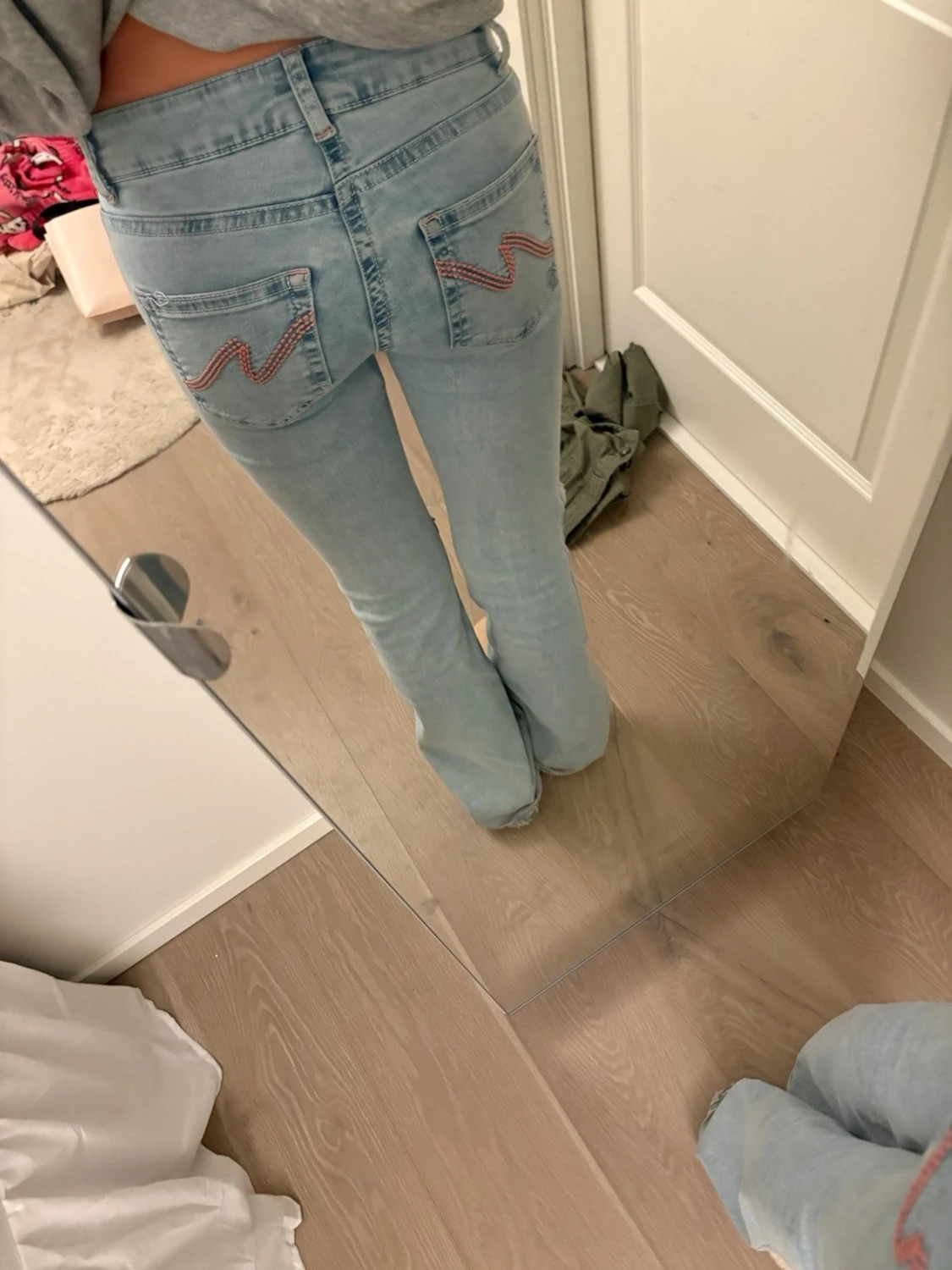 Ljusblå bootcut jeans med slitningar  - 1