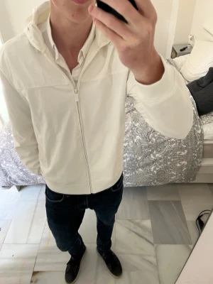 Vit hoodiejacka från Massimo Dutti - En snygg vit hoodiejacka från Massimo Dutti i mycket fint skick perfekt för våren. ———————————————————————                                                       📐| Storlek: L                                                           👖| Märke: Massimo Dutti                                      🔎 | Skick: Mycket bra                                            ✍🏻 | Skriv om du har några frågor