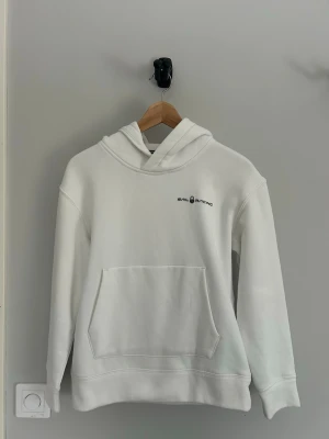 Vit hoodie från Sail Racing - Vit sail racing hoddie, använd 2-3 gånger så är i väldigt bra skick.