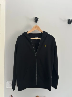 Svart Lyle&scott tröja  - Enkel Lyle&scott tröja, hel sip med luva, använd 3-4 gånger så är i väldigt bra skick.