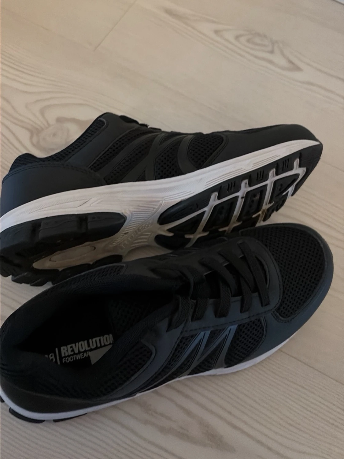 Svarta sneakers från Revolution - 2