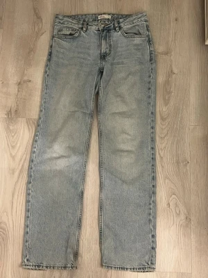 Ljusblå raka jeans  - Säljer ett par ljusblå raka jeans från Ginatricot 