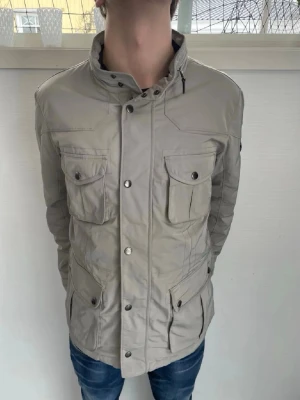 Hacket London field jacka - Hacket London field jacka herr| pris:1199kr| storlek: XL| skick:9/10| hör av dig vid minsta lilla fundering eller fråga|