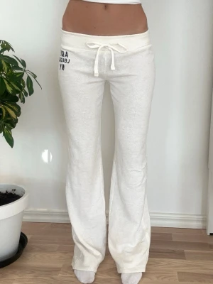 Abercrombie & fitch lågmidjade byxor  - Storlek S. Rakt över midjemått: 38cm. Innebenslängd: 76cm. Lätt nopprig. Frakt inom 24h. Se liknande plagg i min profil!