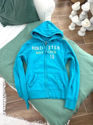 Hollister zip - Storlek L. Frakt inom 24h. Se liknande plagg i min profil!