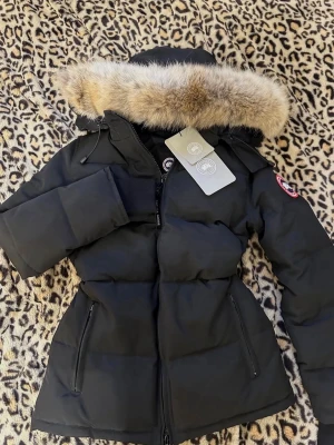 Canada Goose Chelsea Parka - Säljer en svart dunjacka från Canada Goose med avtagbar huva och äkta päls. Pris går att diskutera!!