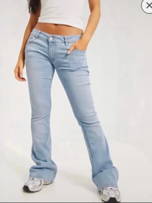 Ljusblå bootcut jeans Nelly - Super fina ljusblåa Lågmidjade bootcut jeans från Nelly i storlek S/36! Har två små hål på insidan (syns inte när man har på sig dom) Annars fint skick. Dom är uppsydda, passar någon som är ca 165! Går självklart att sprätta upp om det skulle önskas! Köp direkt för 349kr via köp nu!!😍😍