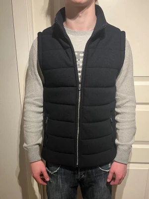 Väst - Säljer en skön väst i Manchester aktigt material! | Mycket fint skick utan defekter! | Storlek M. | Ställ gärna frågor innan du köper!