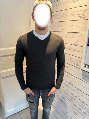  V-ringad tröja från Dressman - Säljer en snygg basic tröja från Dressman. Inga defekter. Skriv om ni har frågor! Pris kan diskuteras. 