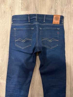 Replay Jondrill Hyperflex Jeans Mörkblå W33/L30 - Slim Fit - Mycket fint skick. Storlek W33/L30. Mått - Midja: 41cm, Ytterbenslängd: 100, Benöppning: 15cm. Modellen är 185cm & 63kg. Hör av dig vid funderingar!🤝