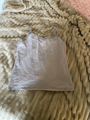 Ljusgrå linnetopp med spetskant - Osäker på storlek men typ xs och lappar om märke är bortklippta