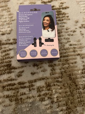 Trådlös mikrofon med lightningport - Säljer en svart trådlös mikrofon med lightningport, perfekt för vlogg, intervjuer och livesändningar. Plug and play, räckvidd upp till 20 meter och hög känslighet. Inkluderar två mikrofoner och en mottagare med roterande klämma. Jag har tappat bort laddare men det funkar med såna Bluetooth hörlurar laddare 