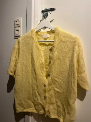 Stickad kofta - Fin stickad kofta ifrån Gina Tricot❤️den är ganska liten i storlek så har L men passar mig som brukar ha S så den sitter bra som en kofta🥰