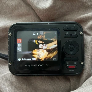 Kodak Easyshare Sport Digitalkamera  - funkar utmärkt även fast den är 10+ år gammal.  laddare, batteri & minneskort ingår tyvärr inte.
