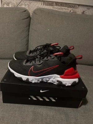 Nike React Element 55 svart/röd - Använda några gånger helt ny kvik och fräsch. 