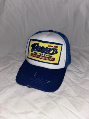 Blå Western keps  - En blå western keps, justerbar. Helt ny. Fast pris 99 kr!