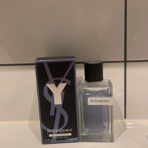 Yves Saint Laurent Y Eau de Toilette 100ml - Fräsch parfym från Yves Saint Laurent, Y Eau de Toilette, 100ml. Flaskan är stilren och genomskinlig med svart kork och blått innehåll. Kommer i en snygg svart och blå kartong med stor Y-logga. Perfekt för dig som gillar moderna och eleganta dofter.