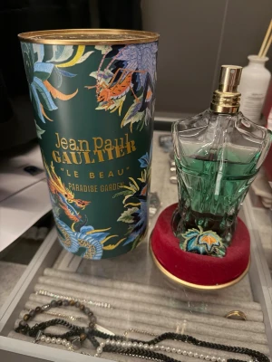 JPG Le beau parfym - Säljer en Jean Paul Gaultier Parfym som doftar extremt gott och är perfekt inför dem varmare årstiderna. Det är väldigt mycket kvar (se bild). Kvitto finns vid intresse✅Frågor? Kontakta mig✅allt gott, mvh Noah. OBS KÖP INTE MED INSTABOX OM DU VILL HA VARAN POSTAD SNABBT‼️