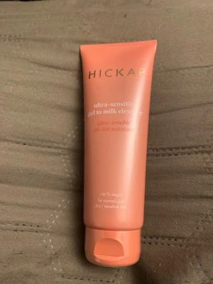 Hickap ultra-sensitive gel cleanser - Säljer en ultra-sensitive gel to milk cleanser från Hickap. Tuben är ljusrosa och tillverkad i plast. Produkten är 100% vegansk och passar normal, torr och känslig hud. Perfekt för dig som vill ha en mild och effektiv rengöring. Plomberad.