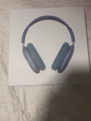 Blå Apple AirPods Max hörlurar - Snygga over-ear hörlurar från Apple, AirPods Max i blå färg. De har en robust design med aluminium och mjuka öronkuddar i mesh-material. Perfekt för dig som vill ha grymt ljud och stilren look. Levereras i originalförpackning.