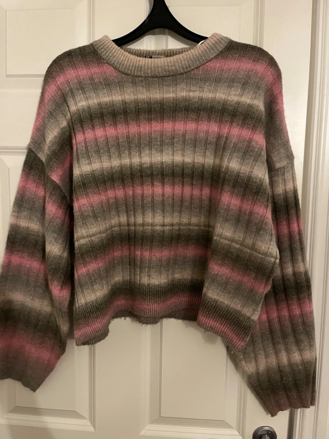 Randig stickad tröja i rosa och beige