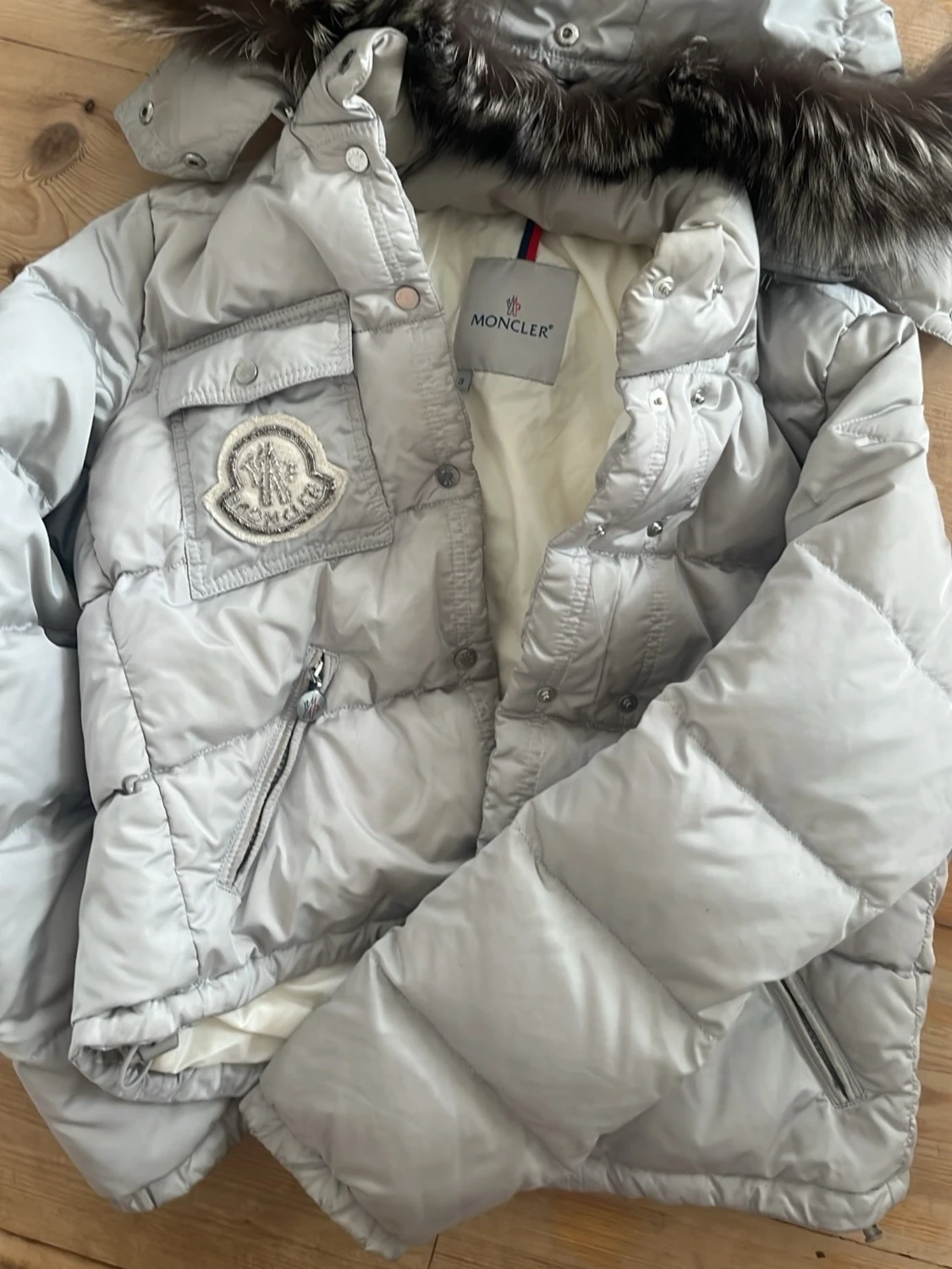 Ljusgrå dunjacka från Moncler pälskrage - 2