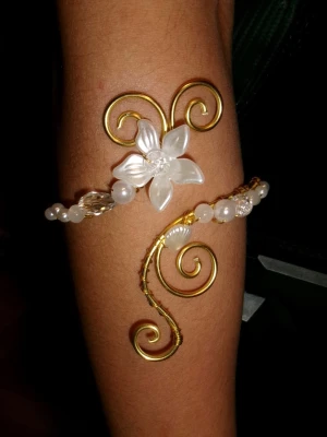 Armcuff  - Finns både i silver och guld💞 Lättböjd material som är enkel att justera. Vid osäkerhet, skriv gärna din till mig din omkrets på armen🥰 Jag gör även customs! 